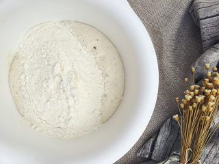 7、当主食一次可以吃三个的法棍面包,倒入剩余的粉类，用筷子搅拌均匀。