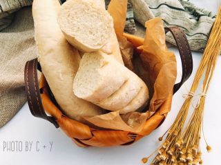 11、当主食一次可以吃三个的法棍面包,我是趁热切的，图片上看上去不够细腻，不过内部组织真的是我做过这么多面包以来最细腻的，麦香味儿比较浓郁，入口微咸，吃起来一点都不会觉得腻，当主食我一次可以吃三大个……