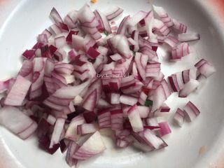 5、沙茶牛肉饭,洋葱、甜椒洗净后切成小丁待用