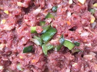 7、沙茶牛肉饭,加入切丁的甜青椒