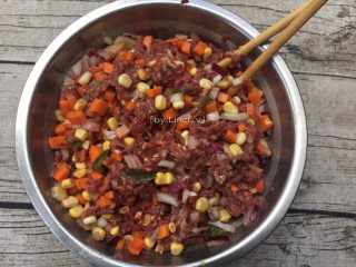 12、沙茶牛肉饭,加入1匙食用盐搅拌均匀