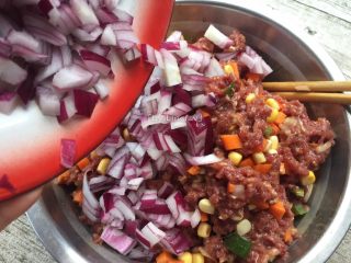 10、沙茶牛肉饭,加入洋葱丁