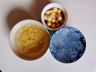 2、喝一碗抵过敷十张面膜,养颜美容的平价燕窝,皂角米,雪燕洗干净泡个一天一夜