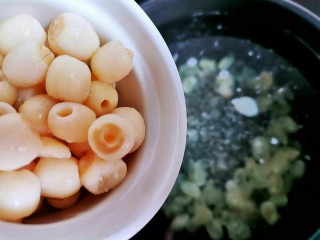 6、喝一碗抵过敷十张面膜,养颜美容的平价燕窝,莲子。