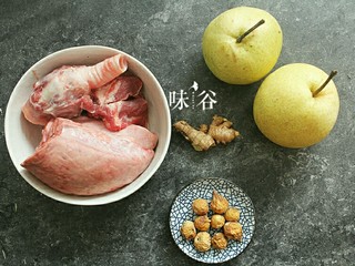 1、清甜润肺的雪梨无花果猪肺汤,准备好材料。