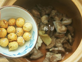 7、清甜润肺的雪梨无花果猪肺汤,处理好的猪肺和无花果，姜片一起放进汤锅里。