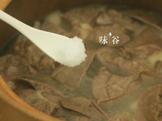 11、清甜润肺的雪梨无花果猪肺汤,关火前放盐调味即可。