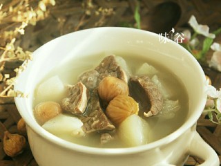 13、清甜润肺的雪梨无花果猪肺汤,汤汁奶白，口感清甜，习惯性的来个特写，色诱一下亲们的味觉。