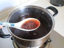 7、红豆薯圆糖水,奶锅里放提前泡好的红豆和适量的冰糖，加水煮成红豆汤水后关火晾凉备用。