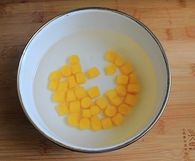 9、红豆薯圆糖水,将煮好的红薯圆放入冰水中冰一下会更Q。