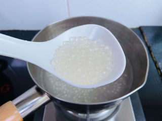 5、芒果西米捞,盖上盖子煮十分钟关火焖五分钟再煮三至五分钟，煮到西米没有白心为止（期间搅拌数次防止粘锅底）