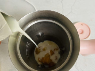 10、芒果西米捞,倒入牛奶