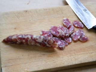 3、香肠土豆焖饭,6.香肠切片。