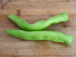 2、鱼香肝尖,青椒去蒂洗净。