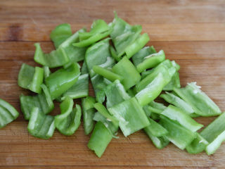 3、鱼香肝尖,切成菱形。