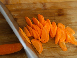 4、鱼香肝尖,胡萝卜去皮洗净，切片备用。