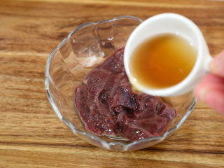 7、鱼香肝尖,猪肝用水冲洗，净泡半小时后，切成薄片，冲洗干净后，加入料酒。