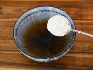 9、鱼香肝尖,三勺清水，一勺淀粉，一勺糖，一勺老抽，一勺香油，调成鱼香汁。