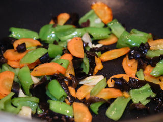 12、鱼香肝尖,继续翻炒至变色五成熟。