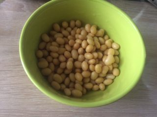 1、花生红枣豆浆,黄豆提前一晚泡好，冲洗干净；