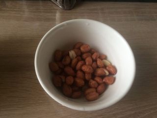 2、花生红枣豆浆,花生洗一遍；