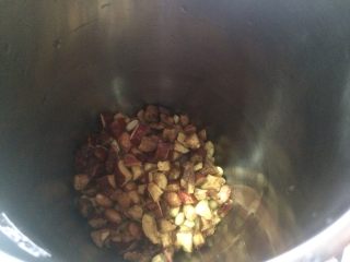 3、花生红枣豆浆,红枣洗净去核切细，和黄豆、花生一起倒入豆浆机内；