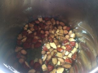 4、花生红枣豆浆,加入1000ml清水；