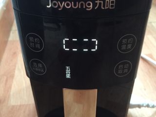 5、花生红枣豆浆,豆浆机插好电源，选择“五谷浆”功能键即可！