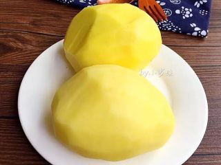 1、麻辣土豆条,土豆两个去皮洗净