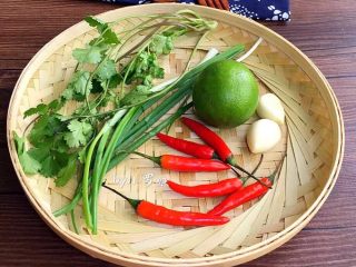 2、麻辣土豆条,准备香菜，葱，大蒜两个，小米辣几个，柠檬一个。