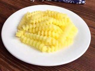 3、麻辣土豆条,洋芋用切土豆波浪刀切好