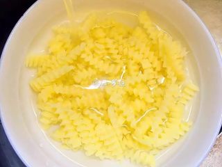 4、麻辣土豆条,放水里清洗干净多余定粉