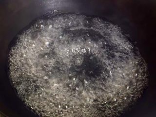 5、麻辣土豆条,锅中倒入适量清水，大火烧开