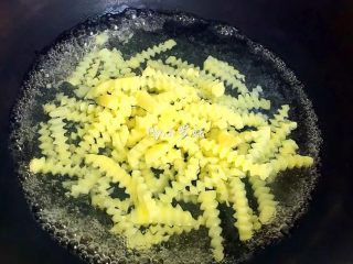 6、麻辣土豆条,放土豆入开水焯1～2分钟，焯时间长就不会脆哦！这步也有人喜欢用油炸熟，个人不喜欢吃油炸的，就用水焯熟了！