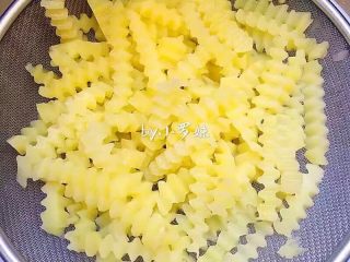 7、麻辣土豆条,焯水的洋芋，捞起来放凉水冲一下，更爽脆。