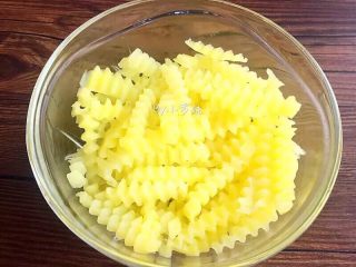 8、麻辣土豆条,沥干水分放碗中