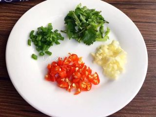 9、麻辣土豆条,香菜，葱切段，大蒜剁碎，小米辣剁碎
