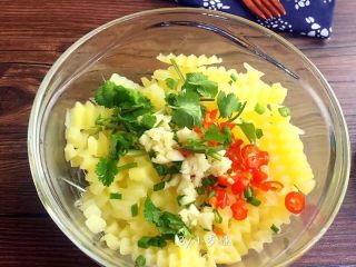 10、麻辣土豆条,香菜，葱段，小米辣，大蒜放入碗中