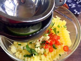 11、麻辣土豆条,柠檬挤汁，没有柠檬可以用醋代替。