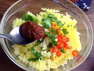 12、麻辣土豆条,添加麻辣酱，一般超市里有买