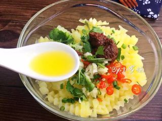 13、麻辣土豆条,添加一些花椒油