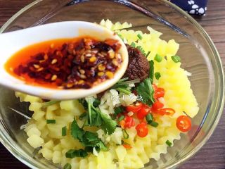 14、麻辣土豆条,辣椒油也来一些，再放一勺酱油，适量鸡精。