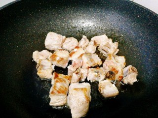 4、电饭煲+排骨土豆焖饭,起油锅将排骨煎至金黄
