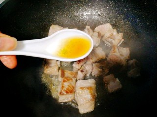 5、电饭煲+排骨土豆焖饭,加入一勺料酒