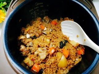 11、电饭煲+排骨土豆焖饭,煮好后用铲子拌匀，再焖十分钟