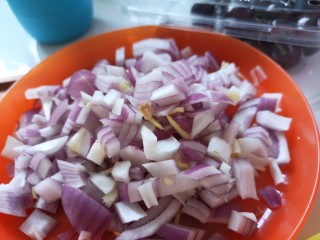 4、川味哨子面,洋葱切成丁。
