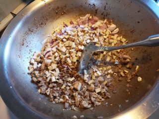 11、川味哨子面,加入生抽，放入豆腐干和洋葱，炒至金黄。