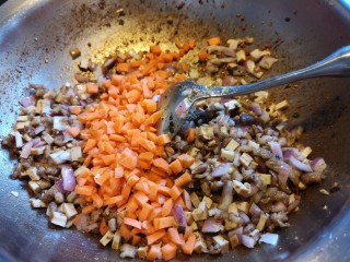 12、川味哨子面,放入胡萝卜丁儿。