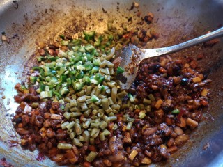 15、川味哨子面,炒出红油后放青辣椒。