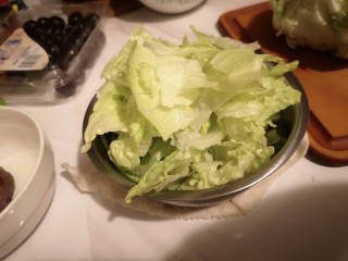 18、川味哨子面,洗好青菜。